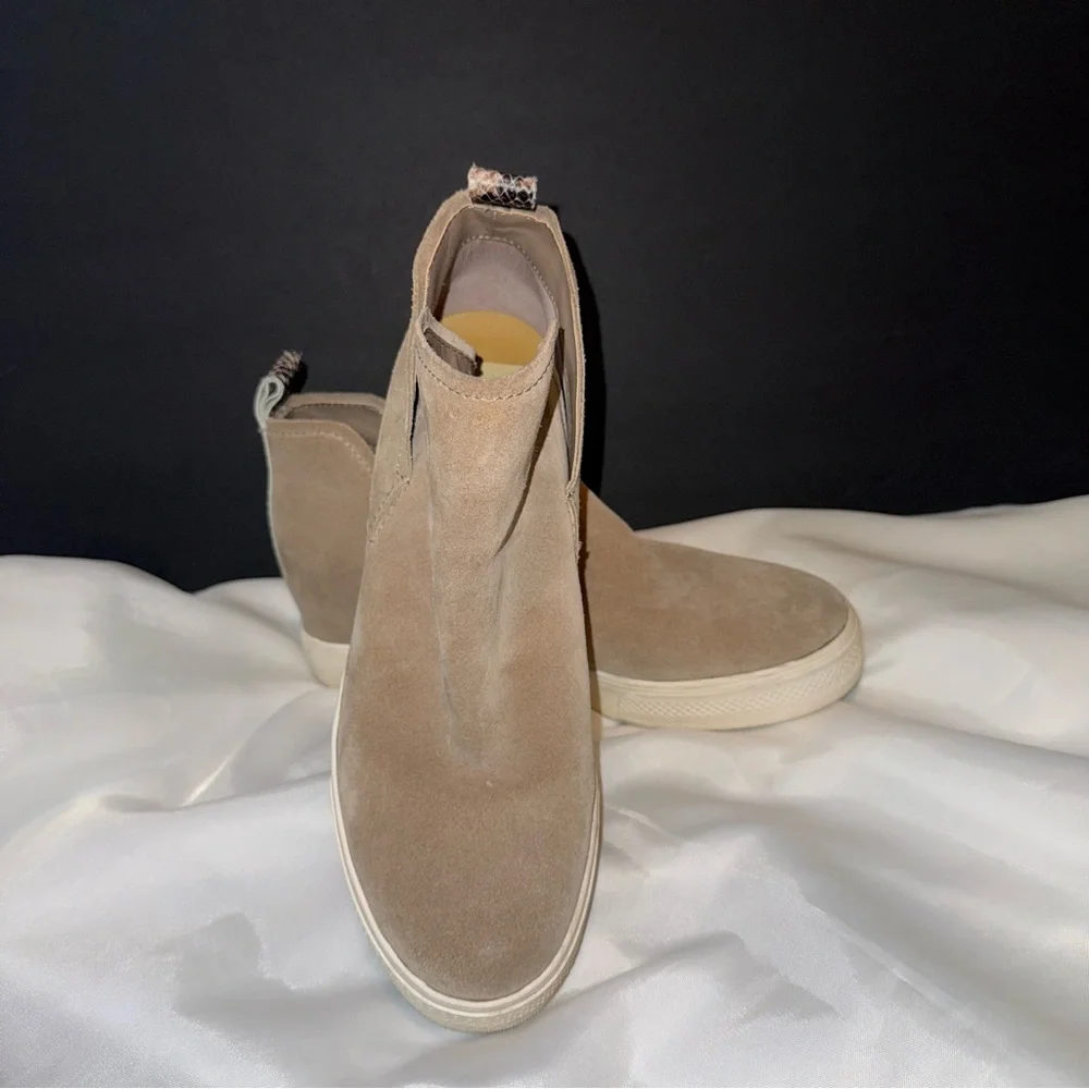Women's 8.5 Beige Tan‎ Suede Ankle Wedge Slip-on Boots Casual